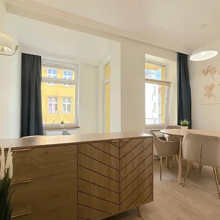 Seredino Blue Apartment- Modern Comfort In A Quiet Location, 5 Minutes To Old Town & Seaside Gdansk